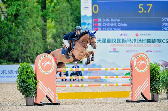 孙瑞睿斩获国际马联一星级障碍赛双冠