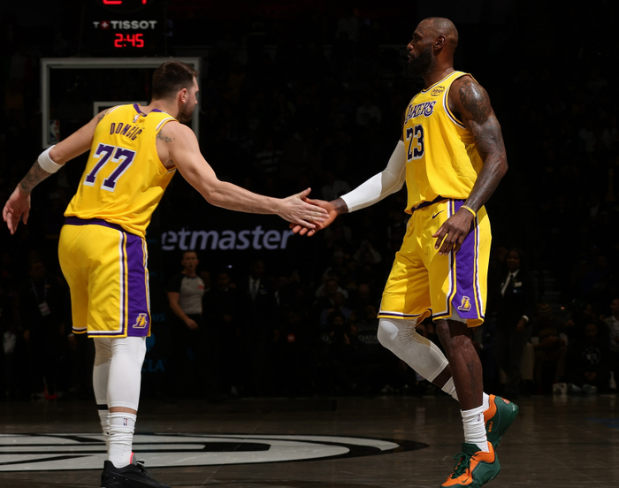 湖人队关键战役锁定西部第三 里夫斯东契奇联手