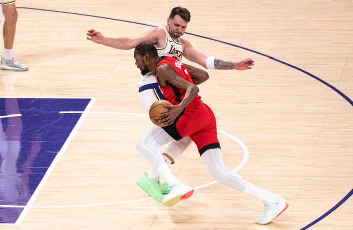 湖人队关键战役锁定西部第三 里夫斯东契奇联手