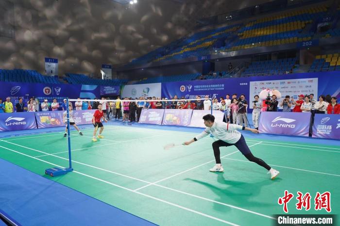 羽毛球奥运冠军谌龙现身中国羽协全民健身积分