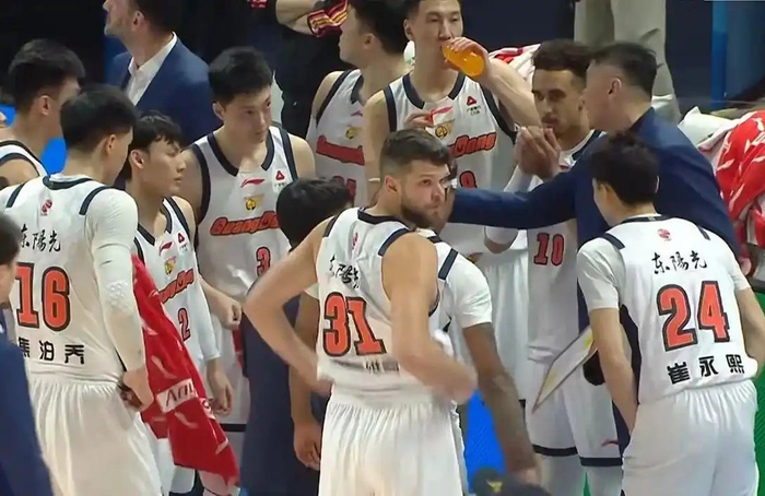 广东男篮首战失利主场迎战北京队期待逆转